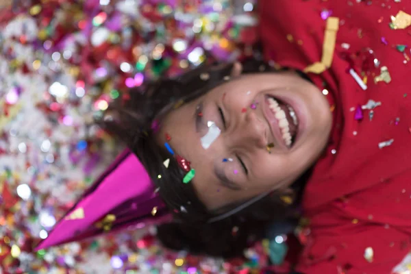 Niño Feliz Celebrando Fiesta Con Soplado Confeti Mientras Está Tirado —  Fotos de Stock