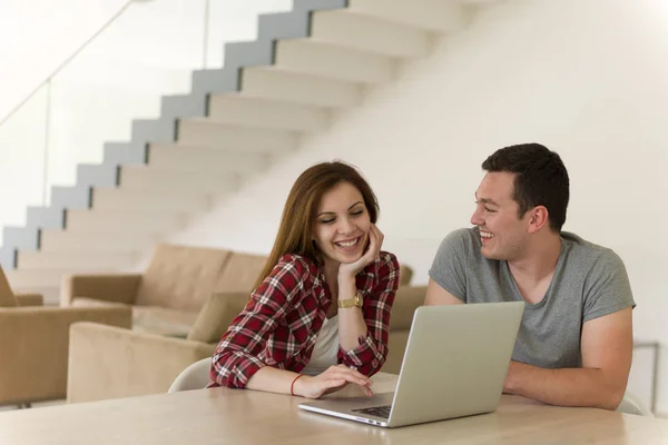 Gelukkige jonge paar online kopen — Stockfoto