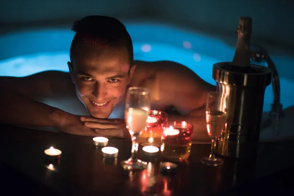 Hombre relajante en el jacuzzi —  Fotos de Stock