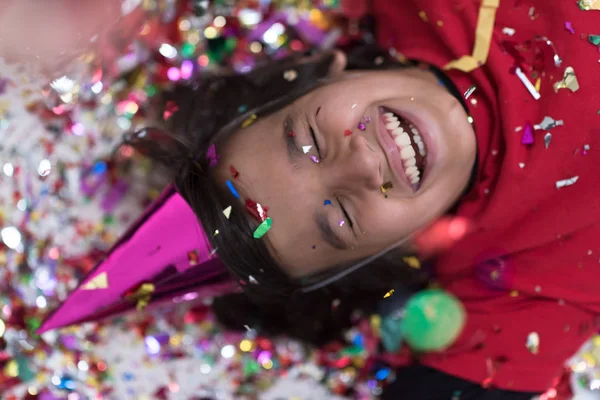Gelukkig Kind Vieren Feest Met Blazen Confetti Terwijl Liggend Vloer — Stockfoto