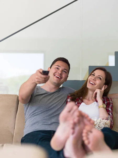 Joven guapo pareja disfrutando de tiempo libre — Foto de Stock