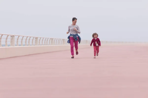 Mãe e linda menina no passeio à beira-mar — Fotografia de Stock