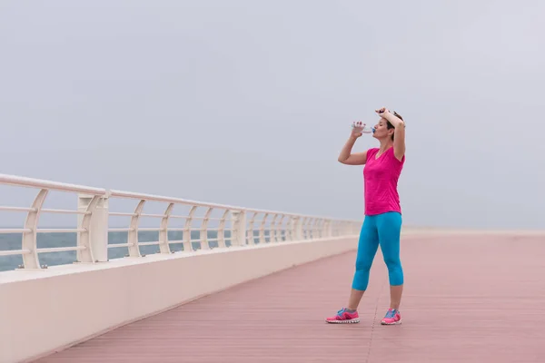 Fitness-Frau trinkt Wasser — Stockfoto