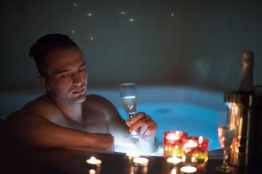 Adam jakuzide dinleniyor.