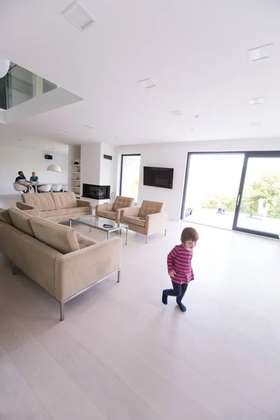 Família com menina goza na moderna sala de estar — Fotografia de Stock