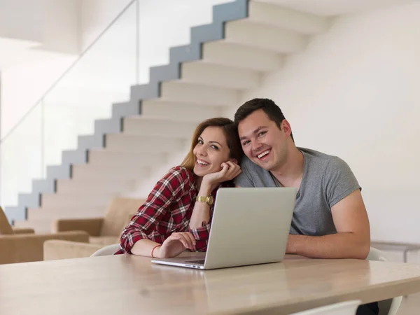 Šťastný mladý pár, nákup online — Stock fotografie