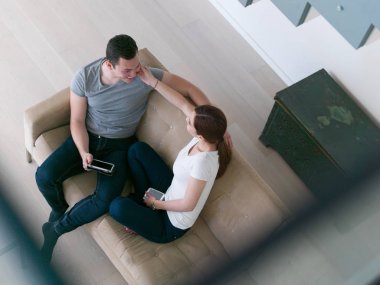 evde tablet bilgisayarlar ile rahatlatıcı Çift