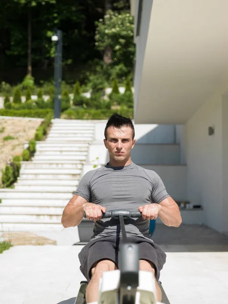 Hombre haciendo ejercicios matutinos —  Fotos de Stock