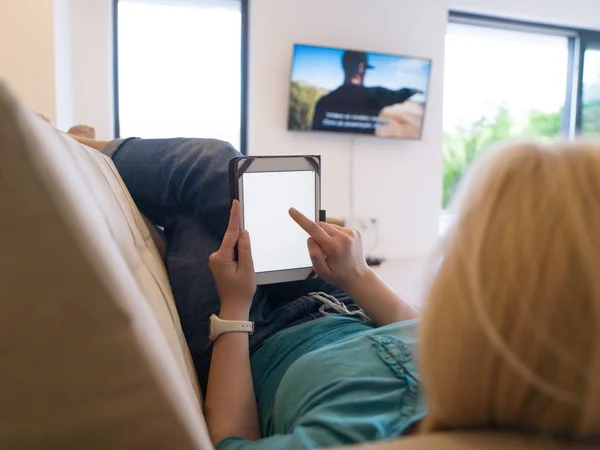 Frau auf Sofa mit Tablet-Computer — Stockfoto