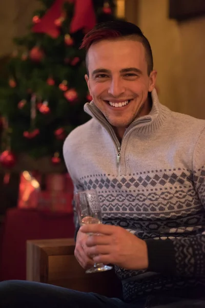 シャンパン記念冬の休日 自宅のガラスと幸せな若い男の肖像画は美しく クリスマスの装飾 — ストック写真