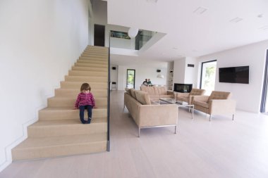 küçük kız ailesiyle modern oturma odasında sahiptir