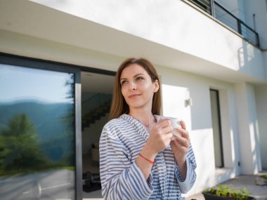 sabah kahve zevk Bornozlu kadın