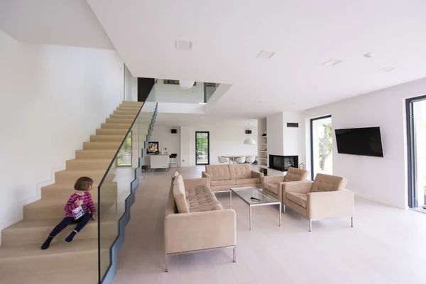 Küçük Tatlı Kız Lüks Evinin Modern Oturma Odasında Merdivenlerde Eğleniyor — Stok fotoğraf