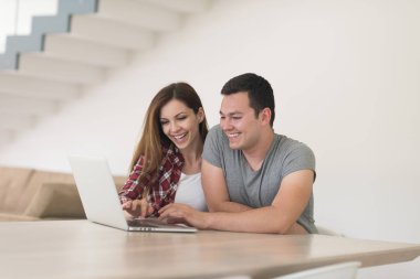 mutlu genç çift online satın alma