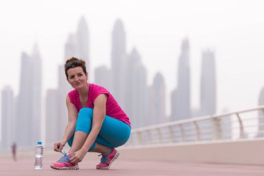 kadın üzerinde spor ayakkabı ayakkabı bağcığı bağlama