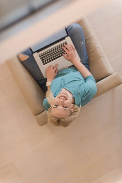 Молодая женщина с ноутбуком в доме вид сверху — стоковое фото
