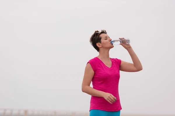 Fitness-Frau trinkt Wasser — Stockfoto