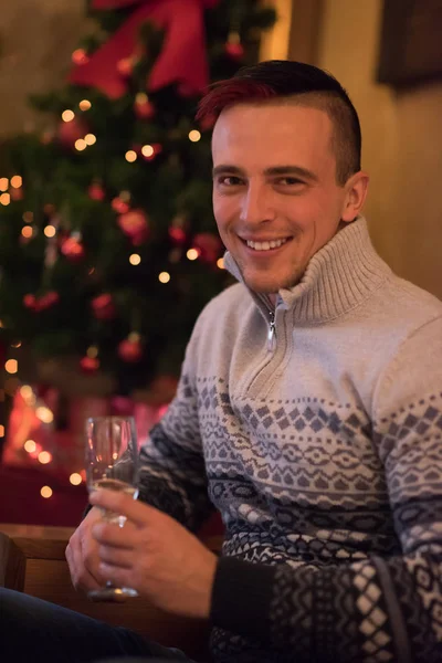 Glad ung man med ett glas champagne — Stockfoto