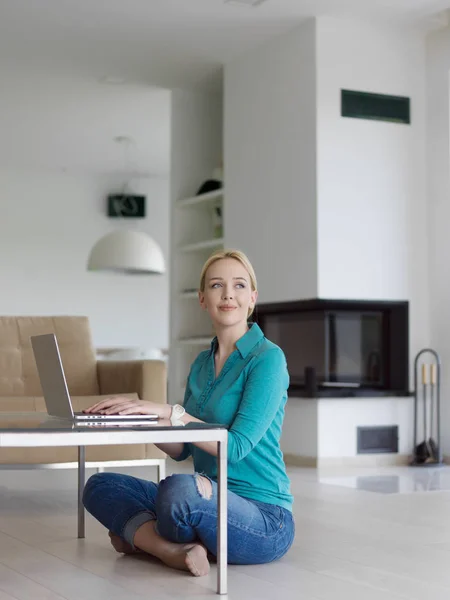 Ung kvinna använder bärbar dator på golvet — Stockfoto