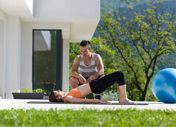 Sabah yoga yaparken kişisel antrenör kadınla egzersizleri — Stok fotoğraf