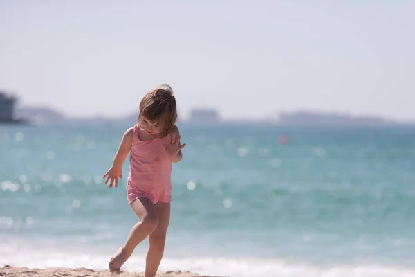 Piccola ragazza carina in spiaggia — Foto Stock