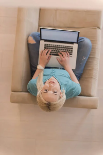 Mujer joven usando el ordenador portátil en casa vista superior — Foto de Stock