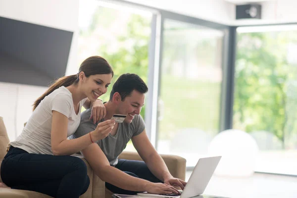 Feliz pareja joven comprar en línea — Foto de Stock