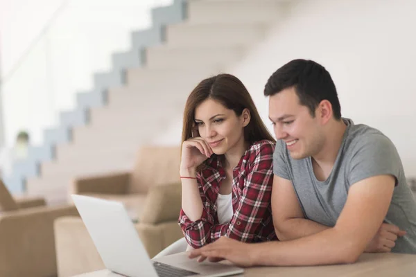 Feliz casal jovem compra online — Fotografia de Stock