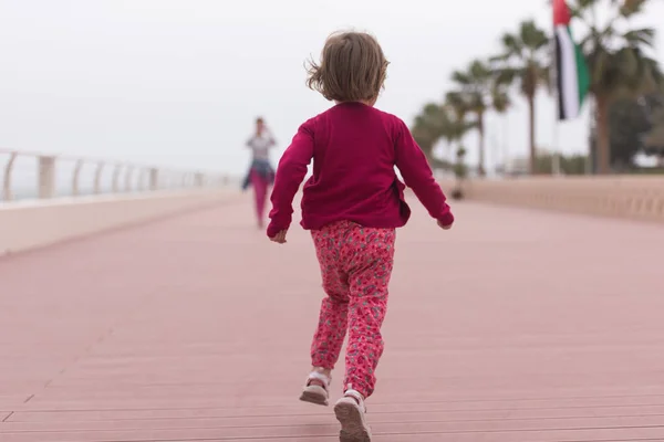 Mère et jolie petite fille sur la promenade au bord de la mer — Photo