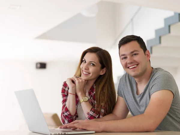 Счастливая молодая пара покупает онлайн — стоковое фото