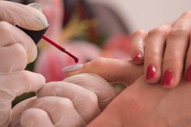 Kadın elleri manikür yaptırıyor.