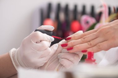 Kadın elleri manikür yaptırıyor.