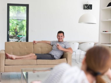 genç adam bir cep telefonu evde kullanma