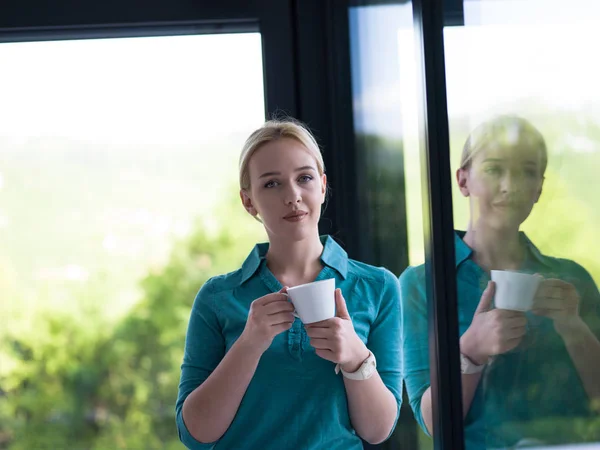 年轻女子在窗边喝早上喝咖啡 — 图库照片