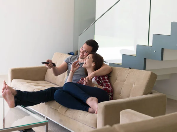 Televizyon izlerken koltukta genç Çift — Stok fotoğraf