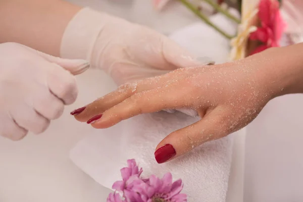 Ręce kobiety otrzymujące manicure — Zdjęcie stockowe