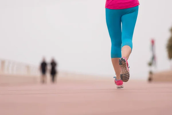 Mujer ocupada corriendo en el paseo marítimo — Foto de Stock