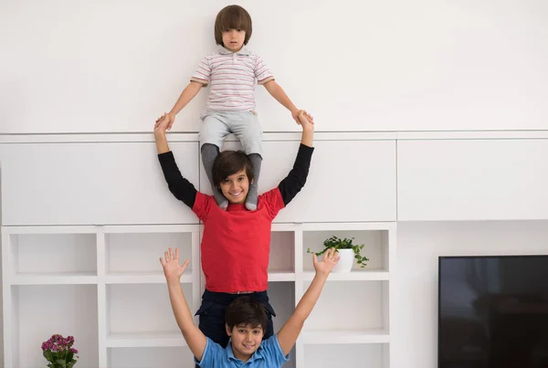 Jungen posieren huckepack — Stockfoto