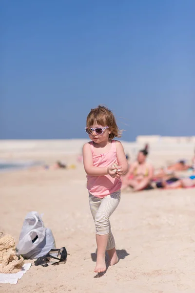 Ευτυχισμένη Κοριτσάκι Στη Θάλασσα Καλοκαίρι Αξιολάτρευτο Μικρό Κορίτσι Στην Παραλία — Φωτογραφία Αρχείου