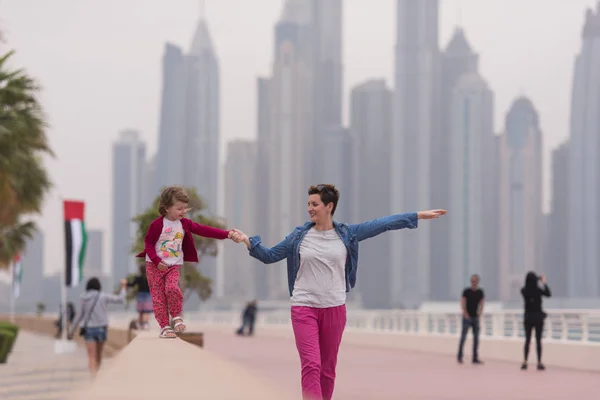 Madre e carina bambina sul lungomare — Foto Stock