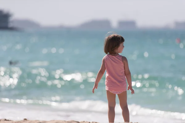 Schattig meisje op strand — Stockfoto