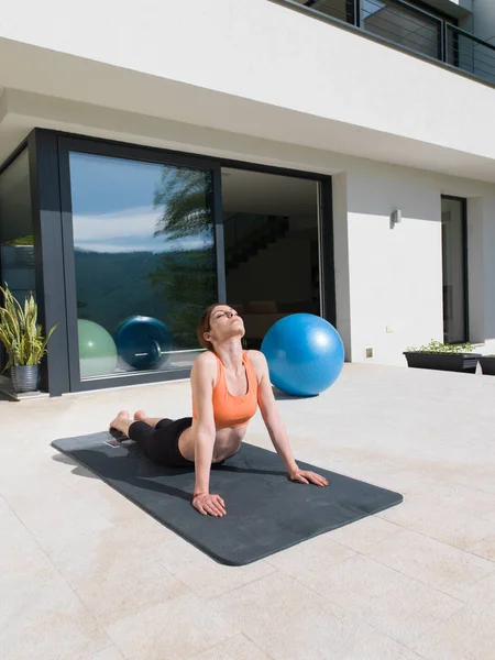 Mulher fazendo exercícios de ioga matinal — Fotografia de Stock