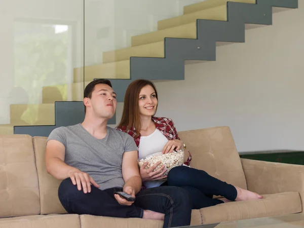 Jovem casal bonito desfrutando de tempo livre — Fotografia de Stock