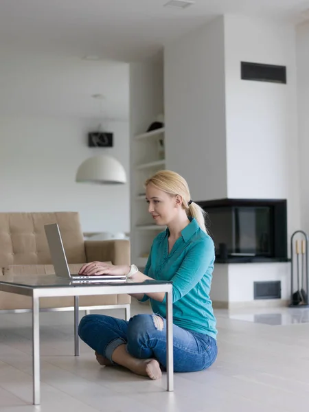 Jonge vrouw met laptopcomputer op de vloer — Stockfoto