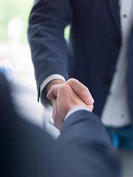 Conclure l'affaire dans l'intérieur de bureau moderne — Photo