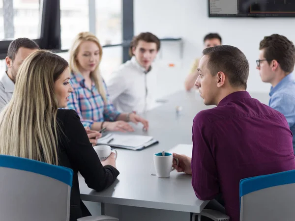 Groupe Gens Affaires Discutant Plan Affaires Dans Bureau — Photo