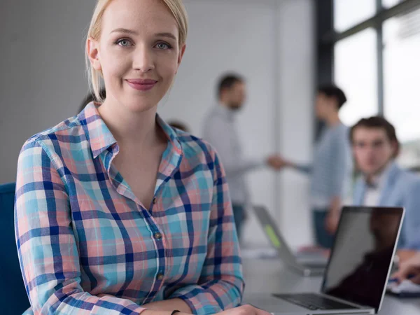 Groep Van Zakenmensen Bespreken Businessplan Het Kantoor — Stockfoto