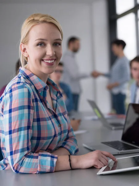 Groep Van Zakenmensen Bespreken Businessplan Het Kantoor — Stockfoto