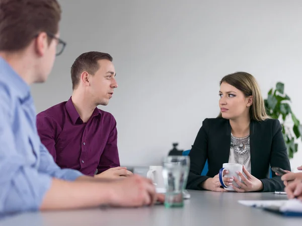 Grupo Empresários Discutindo Plano Negócios Escritório — Fotografia de Stock