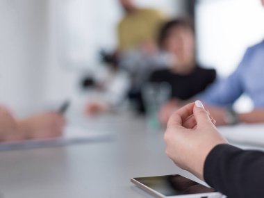Bir grup iş adamı ofiste iş planlarını tartışıyor.